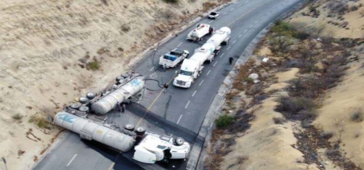 Por accidente de pipa, permaneció cerrada carretera federal en Tamaulipas