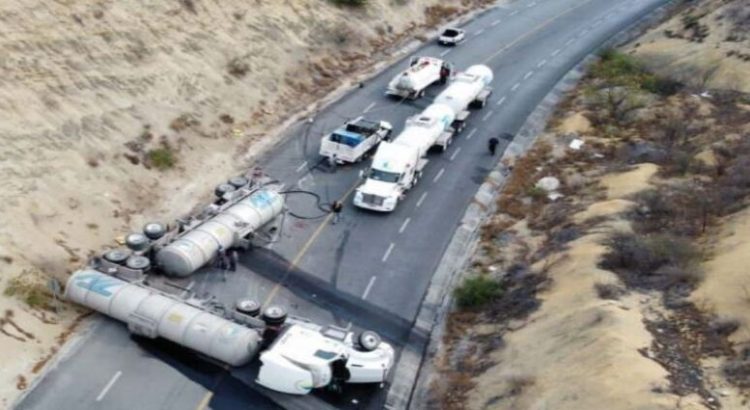 Por accidente de pipa, permaneció cerrada carretera federal en Tamaulipas