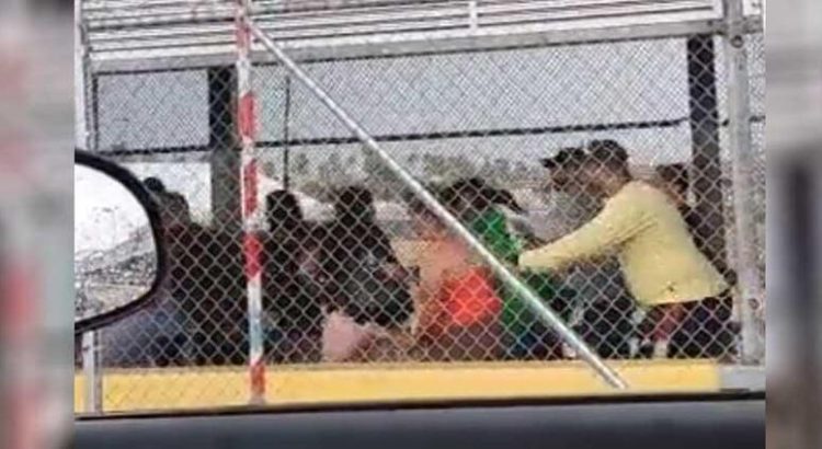 Migrantes tratan de ingresar ilegalmente a EU por el puente de Matamoros