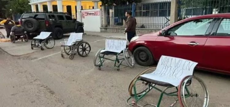 Colocaron sillas de ruedas en cajones de estacionamiento