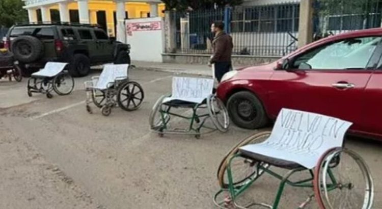 Colocaron sillas de ruedas en cajones de estacionamiento