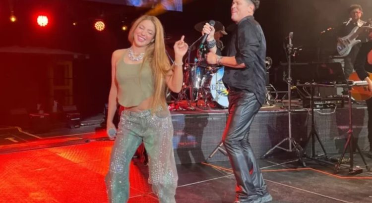 Shakira sorprende a Carlos Vives en pleno show