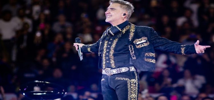 Alejandro Fernández cantó en la Plaza de Toros