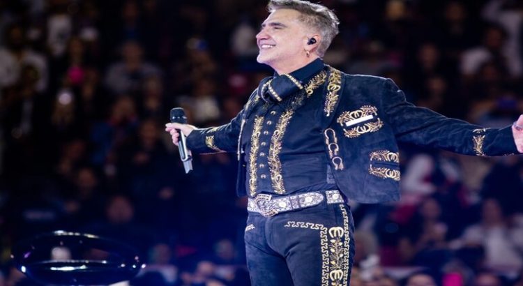 Alejandro Fernández cantó en la Plaza de Toros