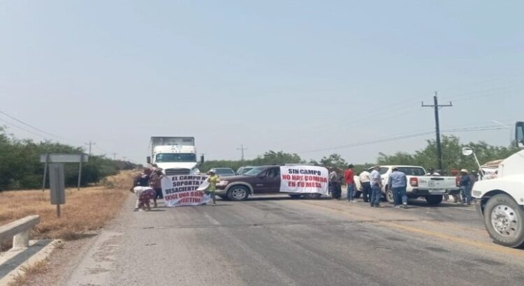 Los agricultores cierran otra vez la carretera en Tamaulipas