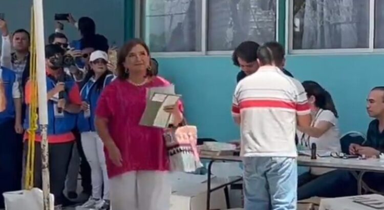 La candidata a la presidencia Xóchitl Gálvez fue a votar acompañada de sus hijos