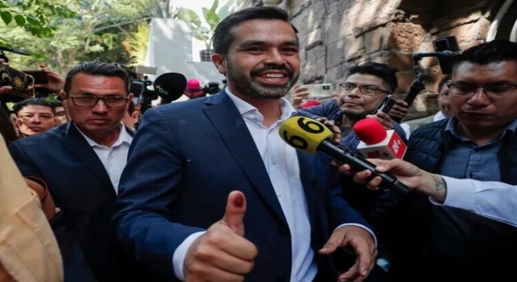 El candidato opositor Álvarez Máynez vota “orgulloso” en México