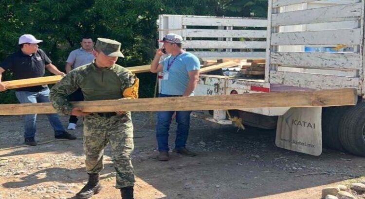 Los militares ayudan en los trabajos de reconstrucción para los damnificados de Tamaulipas