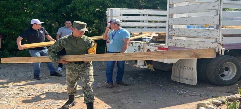 Los militares ayudan en los trabajos de reconstrucción para los damnificados de Tamaulipas